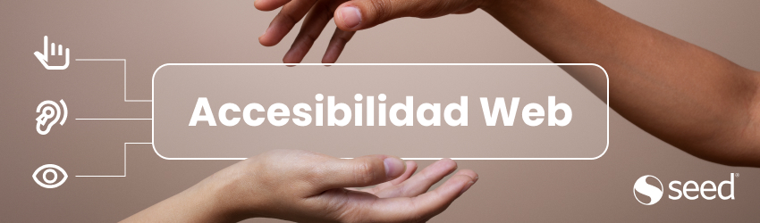 Banner con el título 'Accesibilidad Web'. A la izquierda hay iconos que representan el tacto (cursor), el oído (oreja) y la vista (ojo), conectados al título. Dos manos sostienen el texto, y en la esquina inferior derecha está el logo de Seed